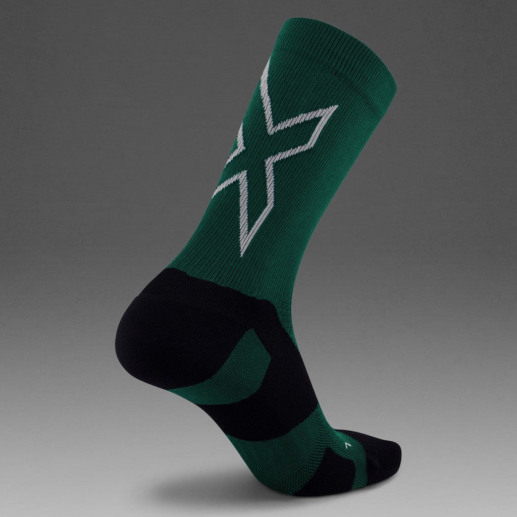 2XU Vectr Socks | Light Cushion | Crew Length | Dark Moss / White
