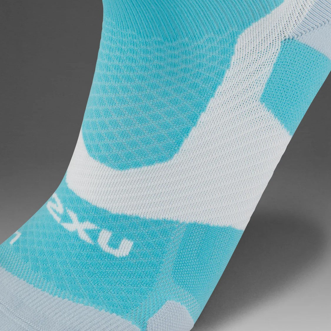 2XU Vectr Socks | Light Cushion | Crew Length | Moonstone / Black