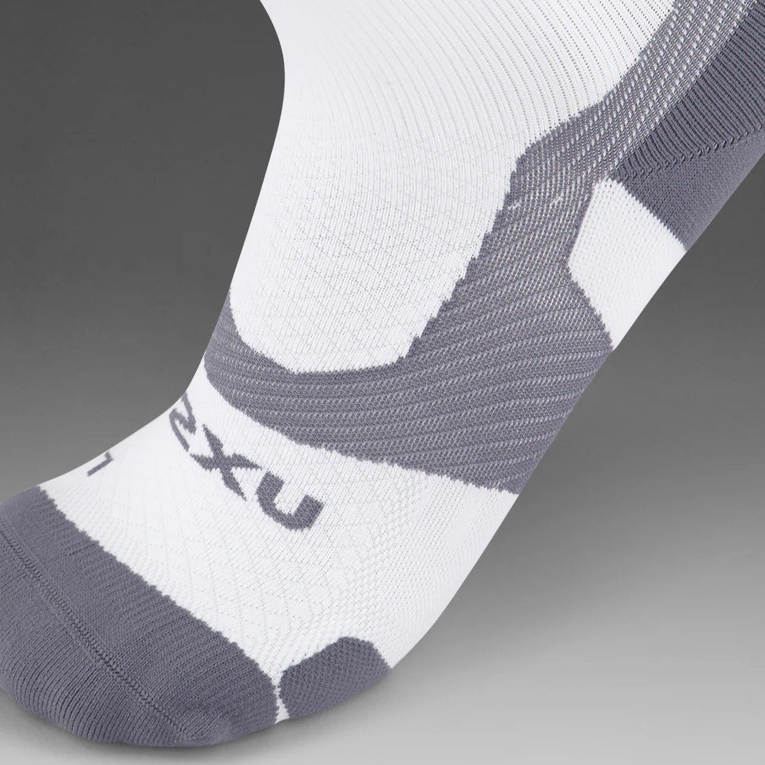 2XU Vectr Socks | Light Cushion | Crew Length | White / Grey