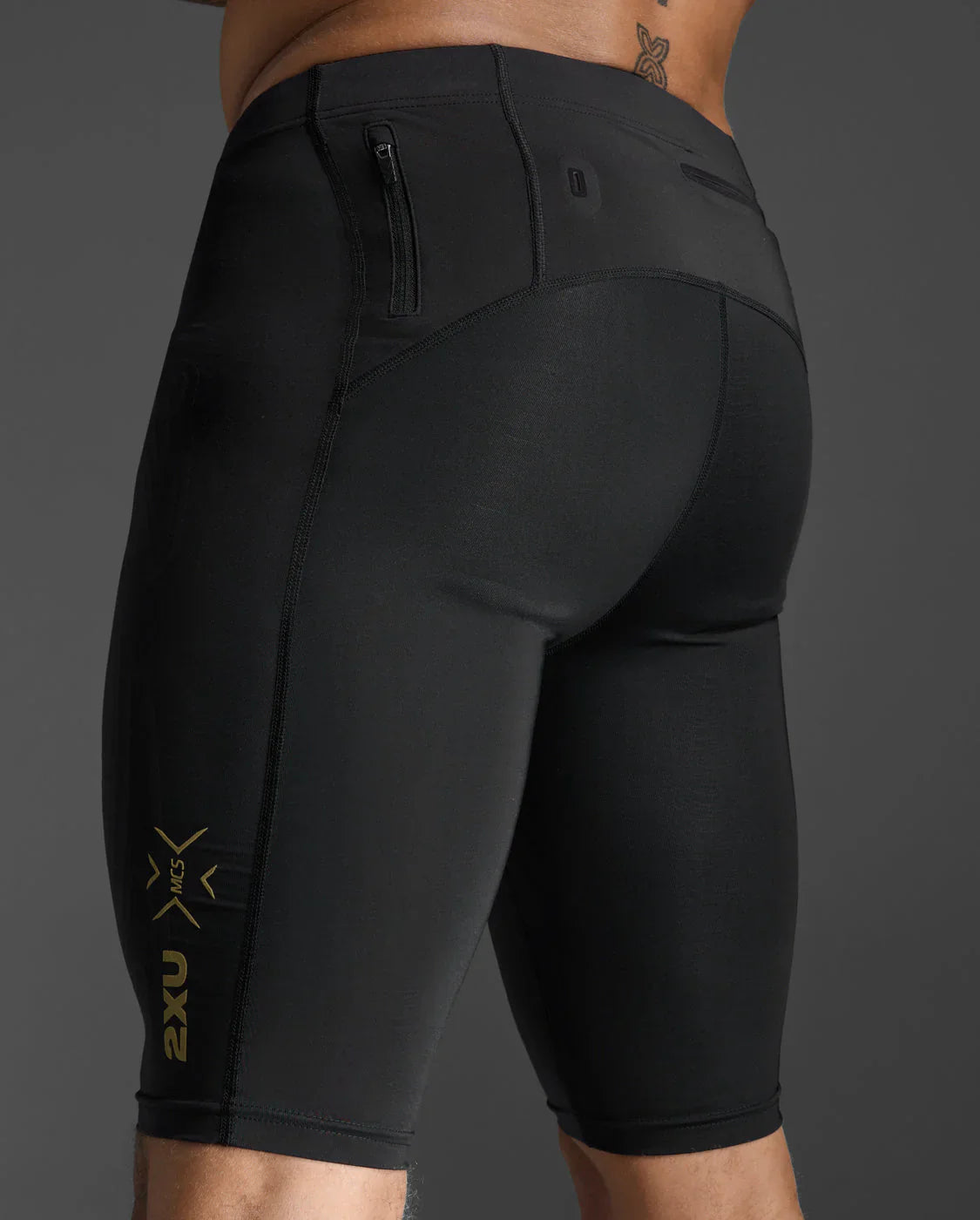 2XU Men's Light Speed Compression Shorts - Black/Gold Reflective