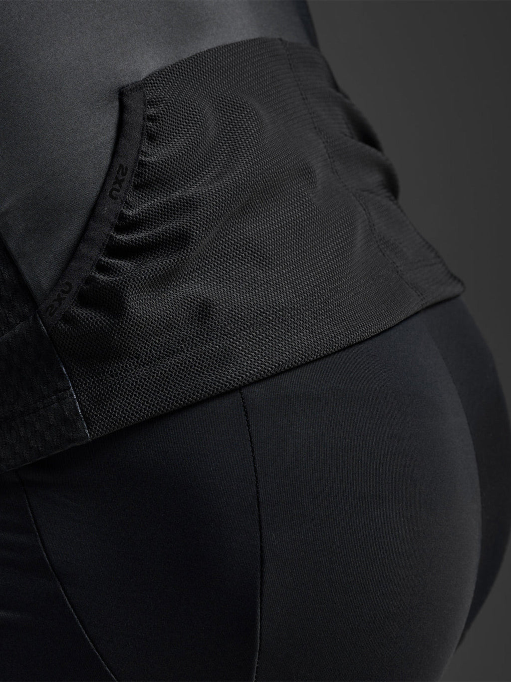 2XU Men's Aero Hex Tri Sleeved Top - Black/White