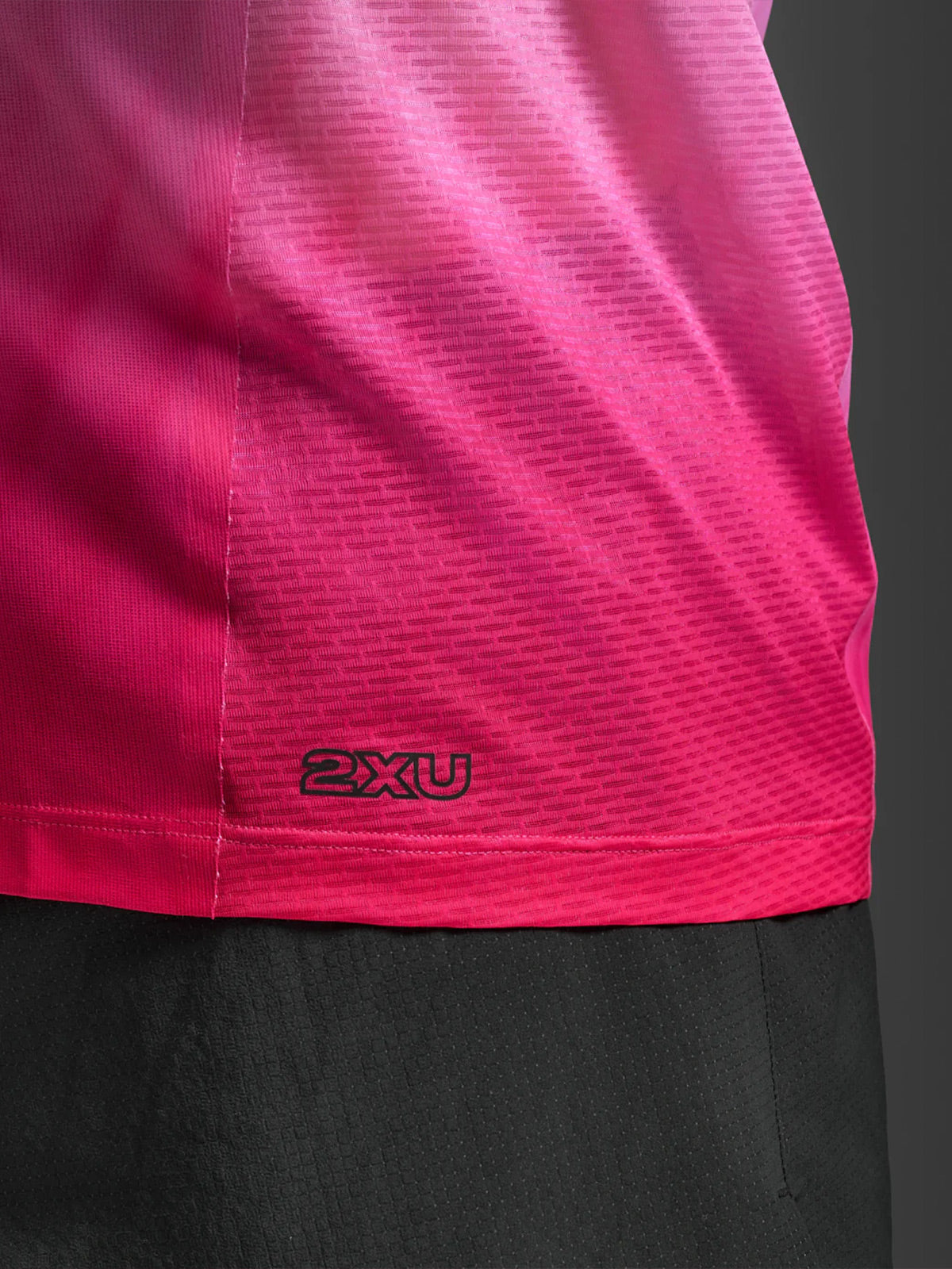 2XU Men's Light Speed React Singlet - Fuchsia Grad/Black Reflective