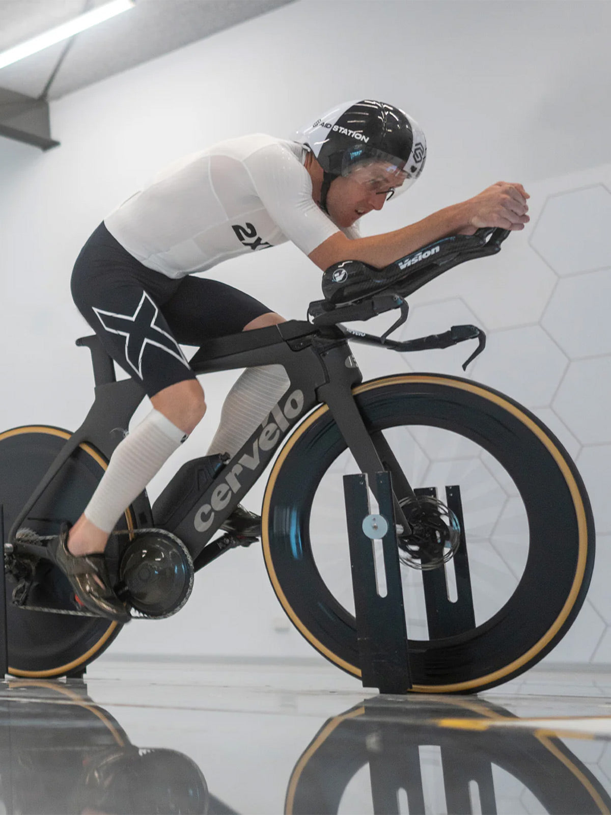 2XU Men's Light Speed React Sleeved Trisuit - Black/White