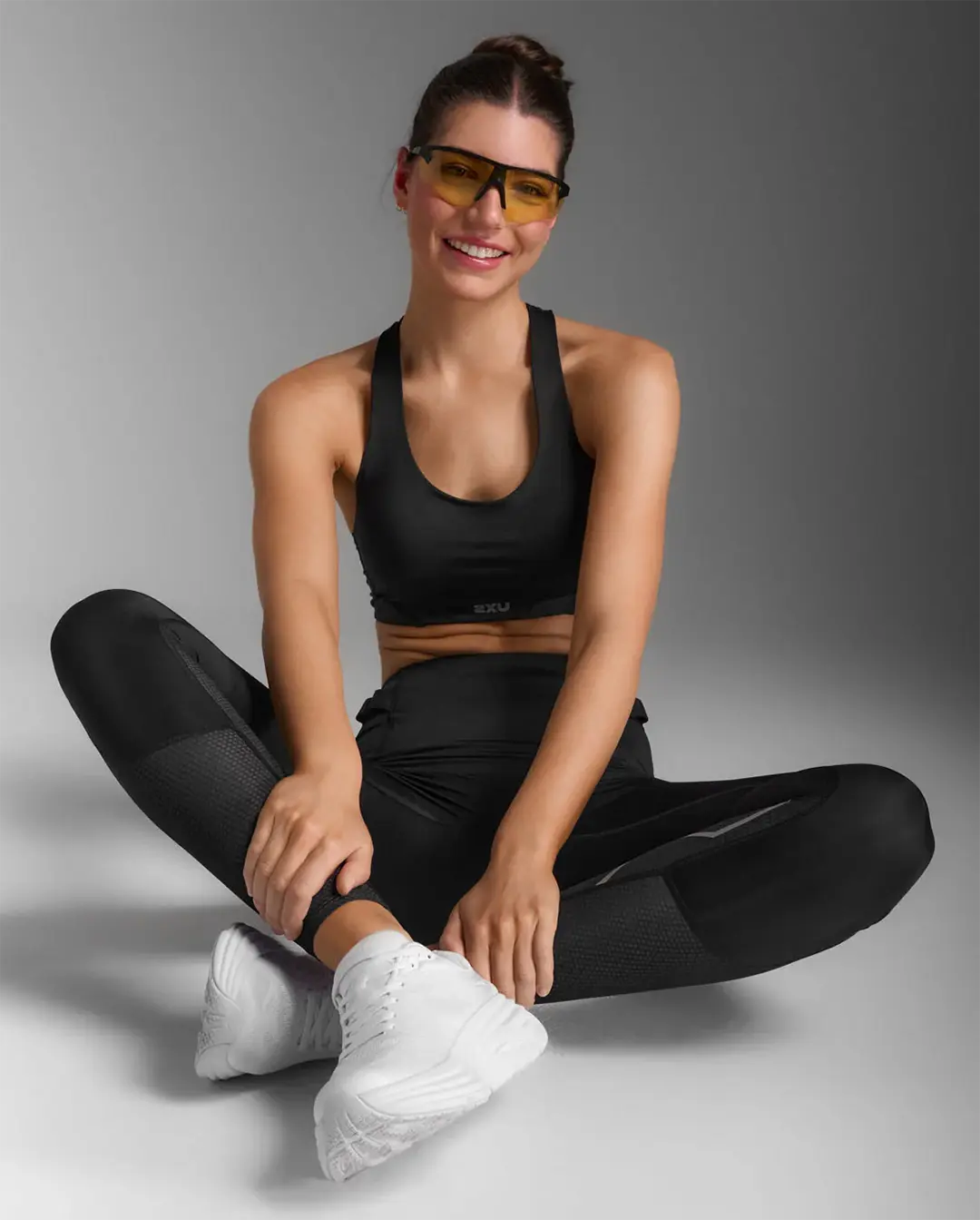 2XU Women's Aero Mesh Medium Impact Bra - Black/Silver Reflective